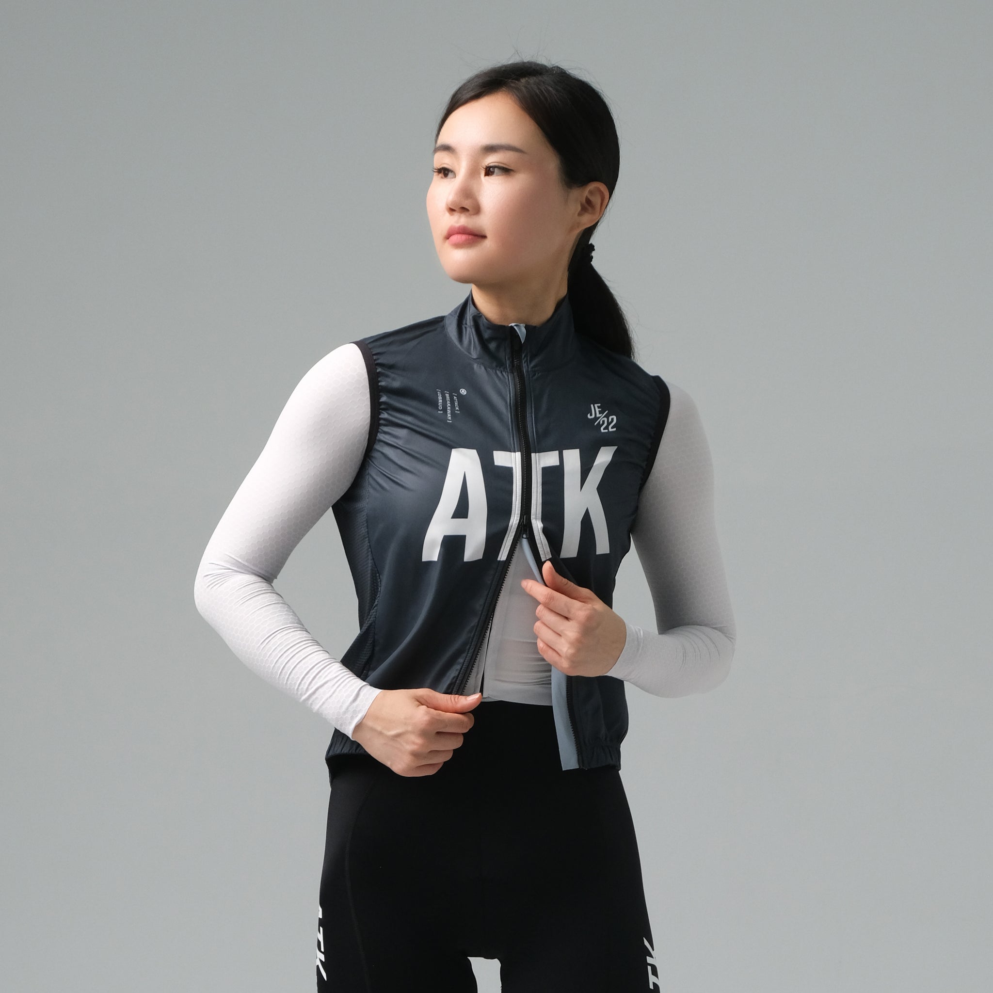 ATK ｜輪行 Breakzip tech 女防風背心 - 鐵灰