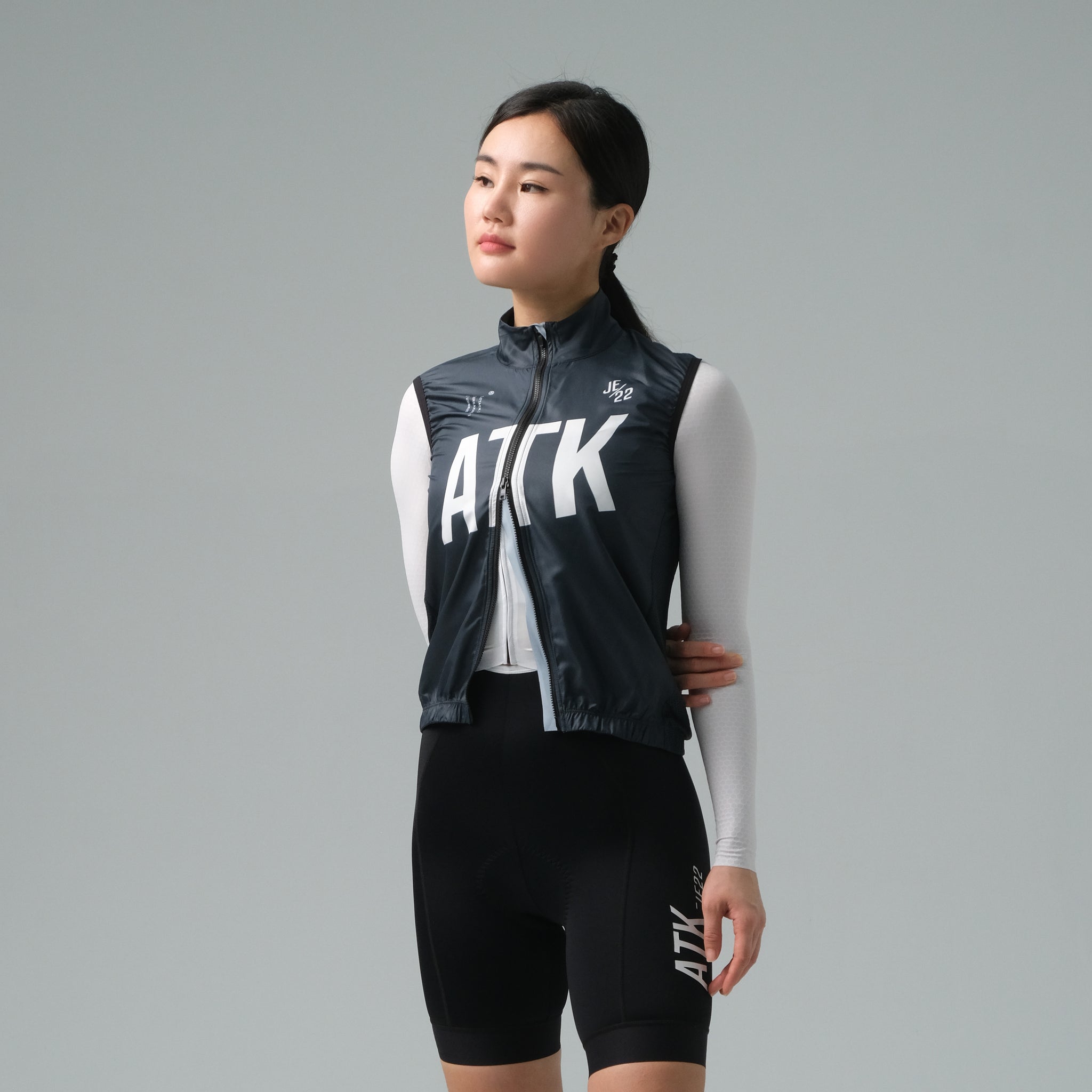 ATK ｜輪行 Breakzip tech 女防風背心 - 鐵灰